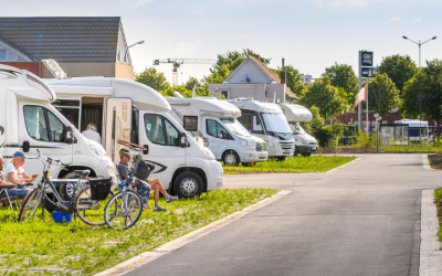 KAMPEREN OP BEDRIJFSTERREIN