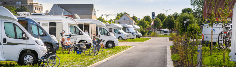 KAMPEREN OP BEDRIJFSTERREIN