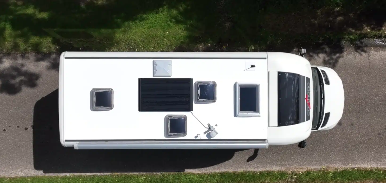 Bovenaanzicht camper zonnepanelen Bovenaanzicht camper zonnepanelen
