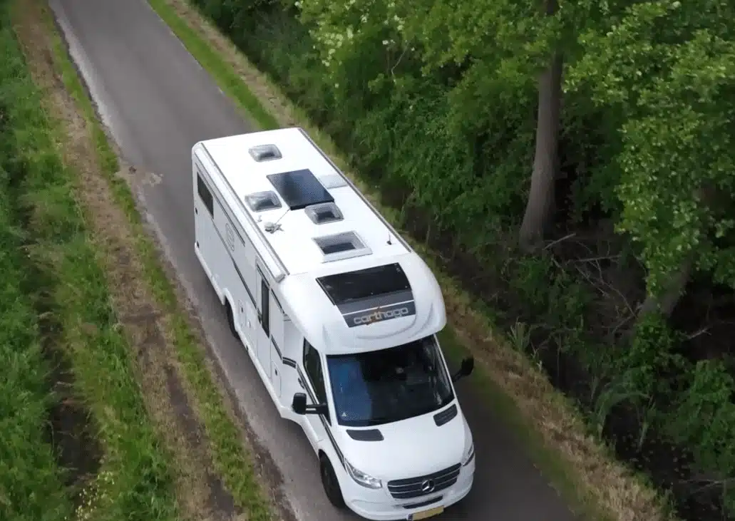 Camper zonnepanelen op dak geinstalleerd Camper zonnepanelen op dak geinstalleerd