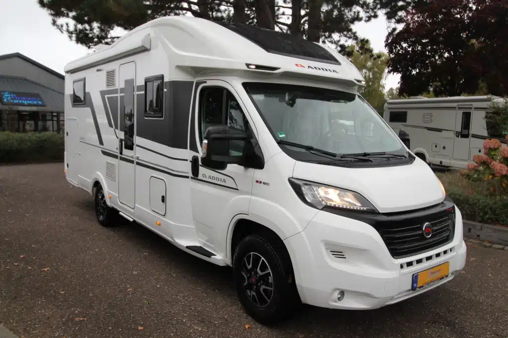 Adria integraal camper Adria Coral 670 DL Plus op het showterrein
