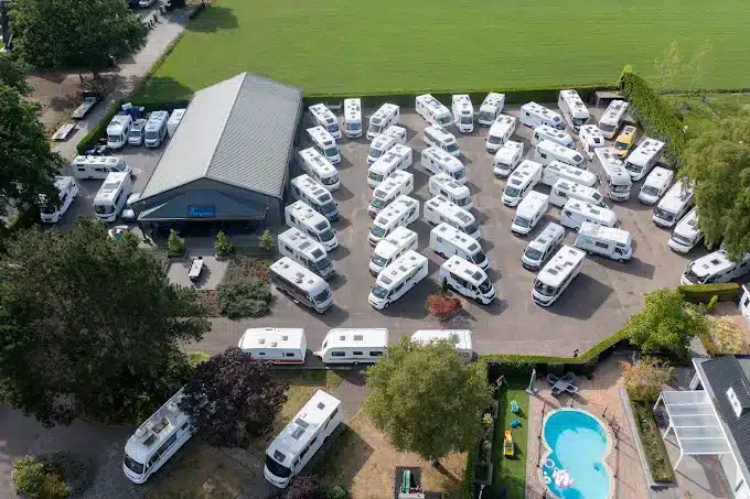 Showterrein met ruim honderd campers op voorraad