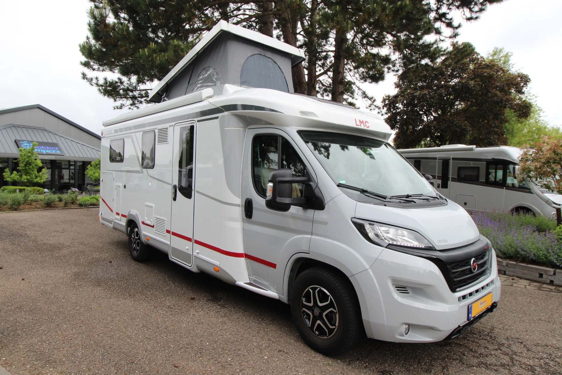 LMC Camper met Hefdak