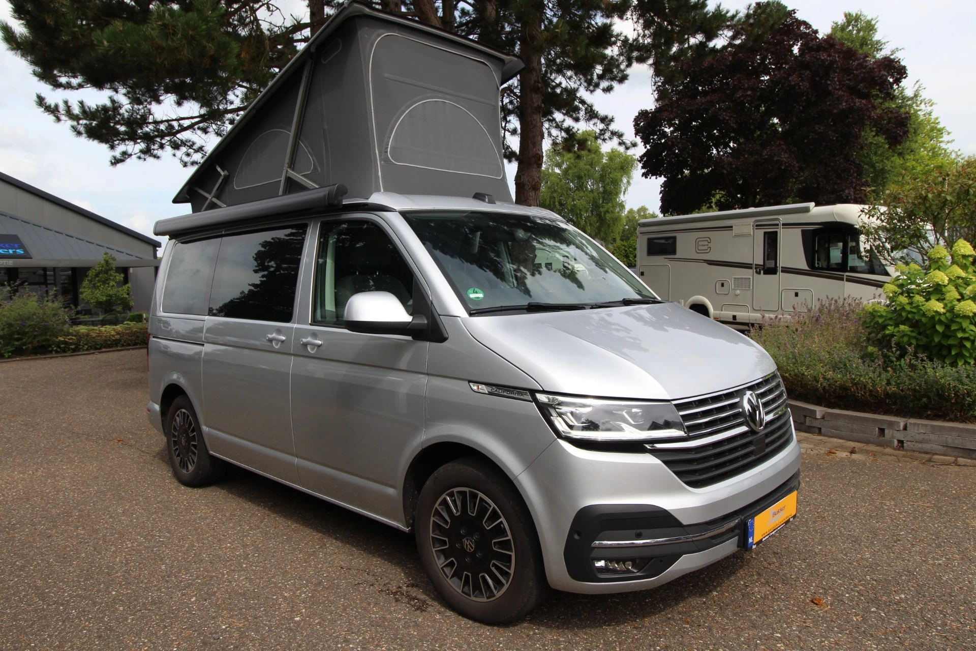 Volkswagen bus met hefdak