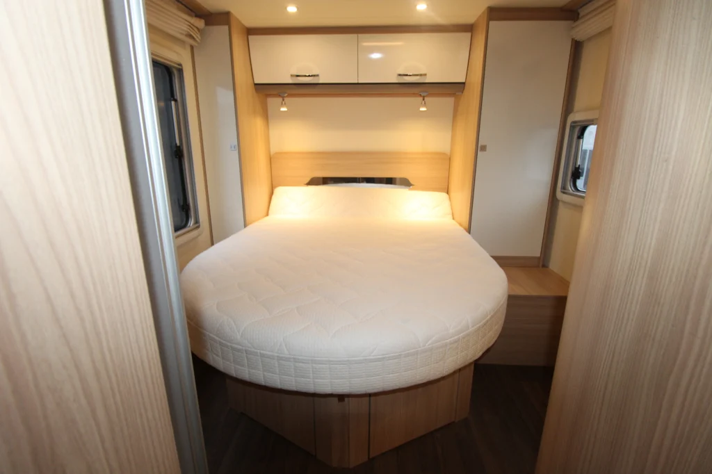Queensbed half-integraal camper