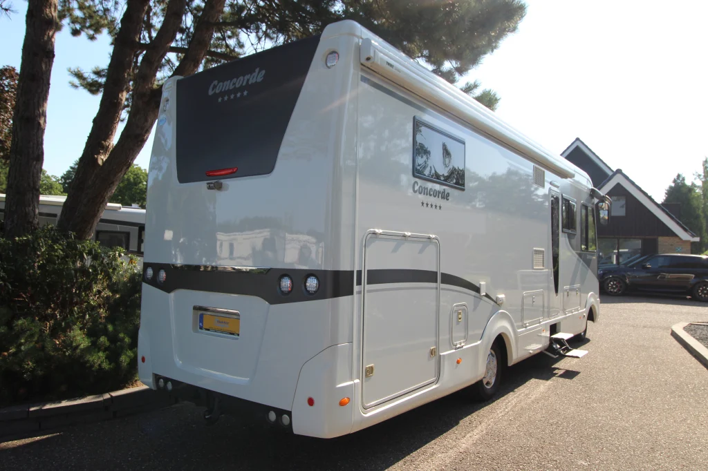 Witte Concorde integraalcamper in achteraanzicht met grote achtergarage en luifel