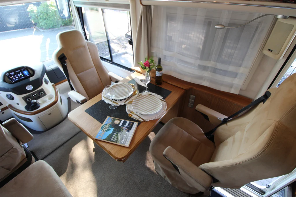 concorde-interieur-zithoek-gedekte-tafel