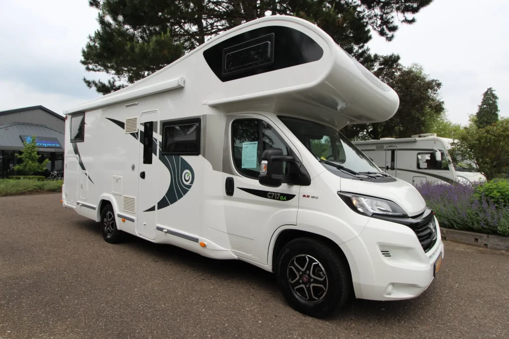 Alkoofcamper met een vast bed boven de cabine