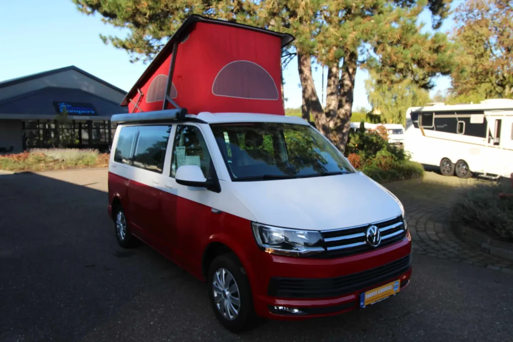 Campervan met het hefdak omhoog