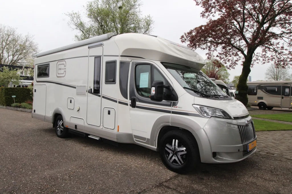 Half-integraal camper met de gewone cabine van de bus