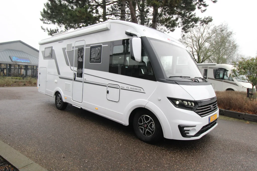 Integraal camper met een groot voorraam