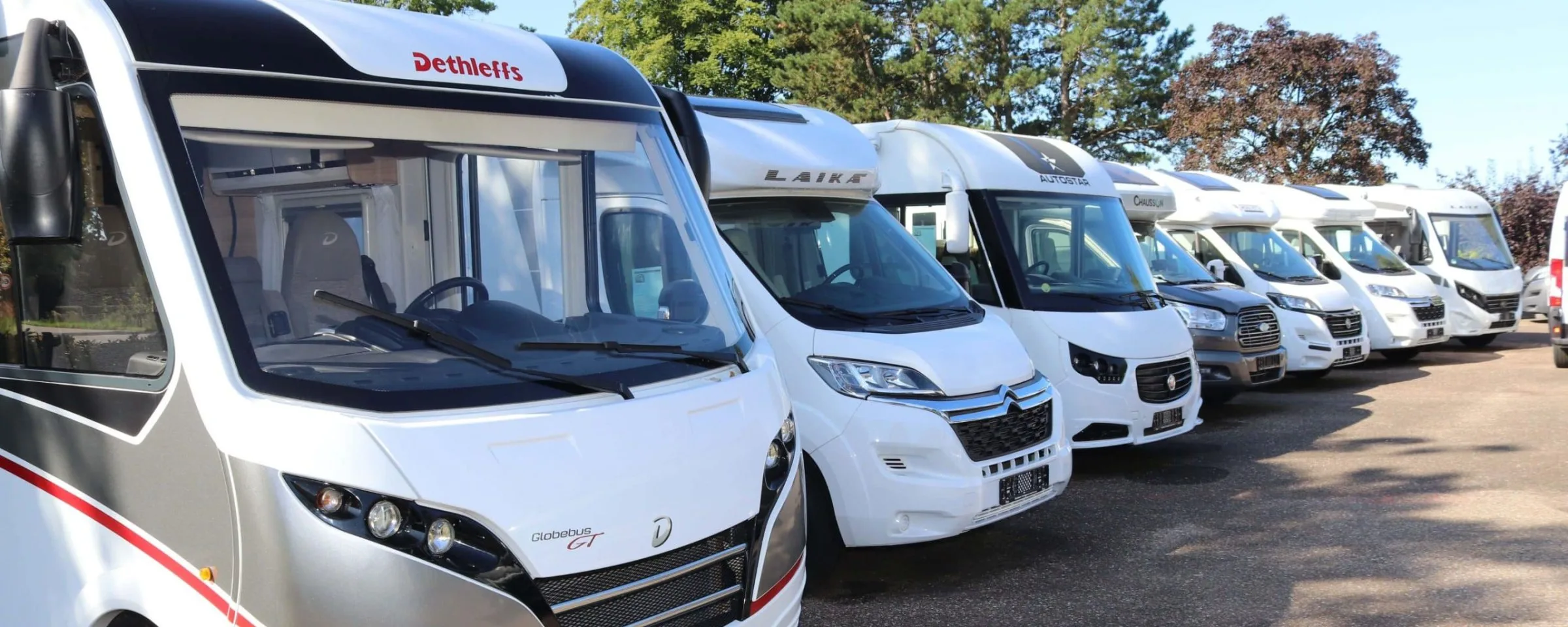 Verschillende soorten campers naast elkaar op het terrein van Bakker Campers